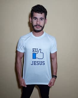 Homem usando camiseta Eu curto Jesus