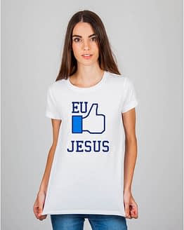 Mulher usando camiseta Eu curto Jesus