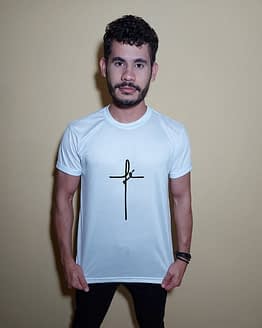Homem usando camiseta fé