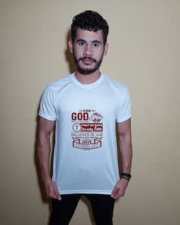 Homem usando camiseta For God so loved the world