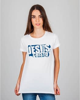 Mulher usando camiseta Jesus Cristo