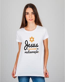 Mulher usando camiseta Jesus é especialista em restauração