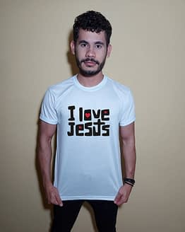 Homem usando camiseta I Love Jesus
