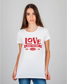 Mulher usando camiseta Love Jesus the best
