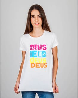Mulher usando camiseta DEUS DEUS DEUS DEUS