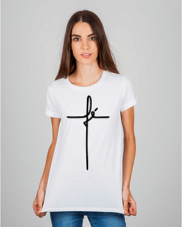 Mulher usando camiseta fé