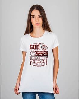 Mulher usando camiseta For God so loved the world