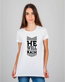 Mulher usando camiseta He will come like rain