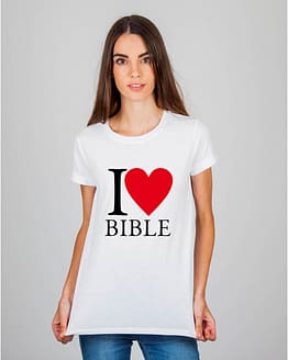 Mulher usando camiseta I love bible