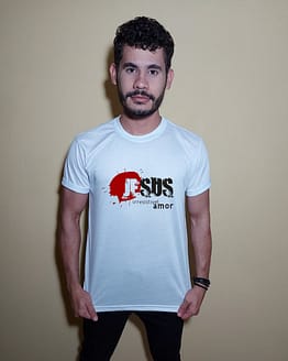 Homem usando camiseta Jesus irresistível amor