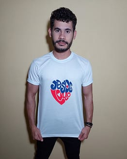 Homem usando camiseta Jesus love
