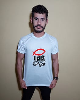 Homem usando camiseta Jesus is the true God