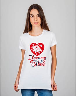 Mulher usando camiseta I Love my bible