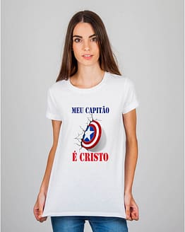 Mulher usando camiseta Meu capitão é Cristo