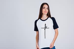 mulher usando camiseta raglan escrito fé