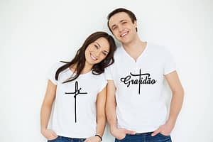 casal usando camisetas evangélicas fé e gratidão