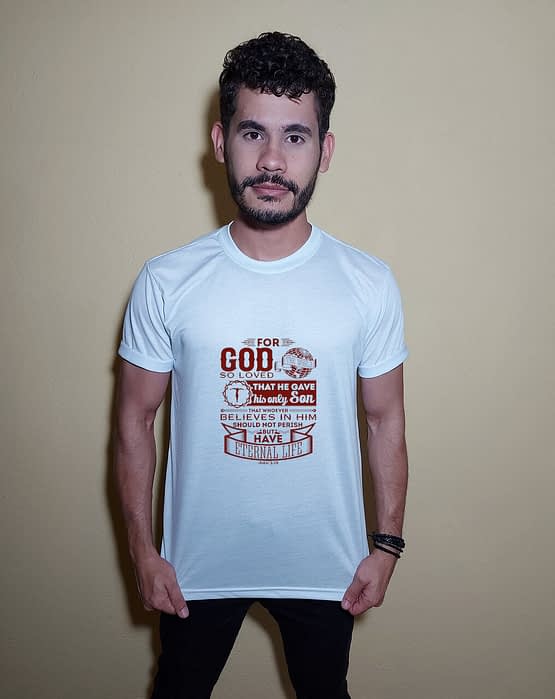 Homem usando camiseta For God so loved the world