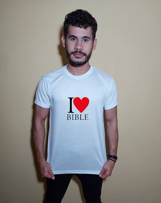 Homem usando camiseta I love bible