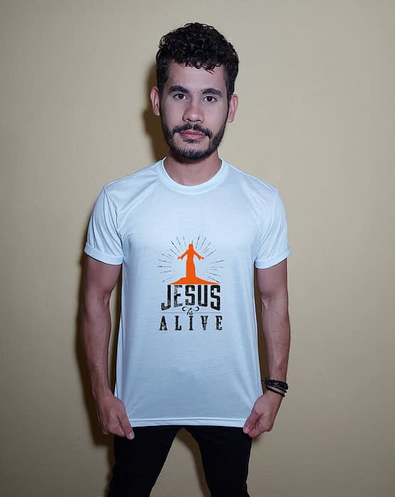 Homem usando camiseta Jesus is alive