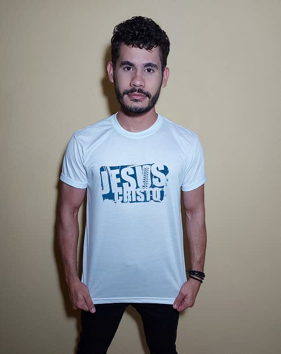 Homem usando camiseta Jesus Cristo