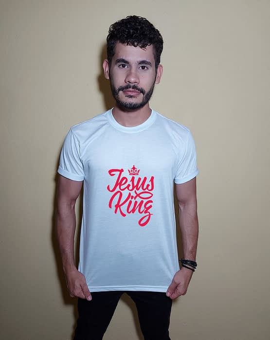 Homem usando camiseta Jesus king