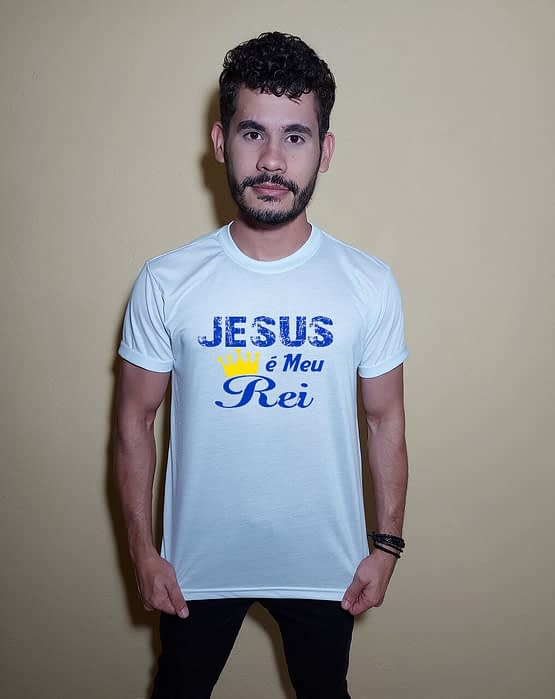 Homem usando camiseta Jesus meu rei