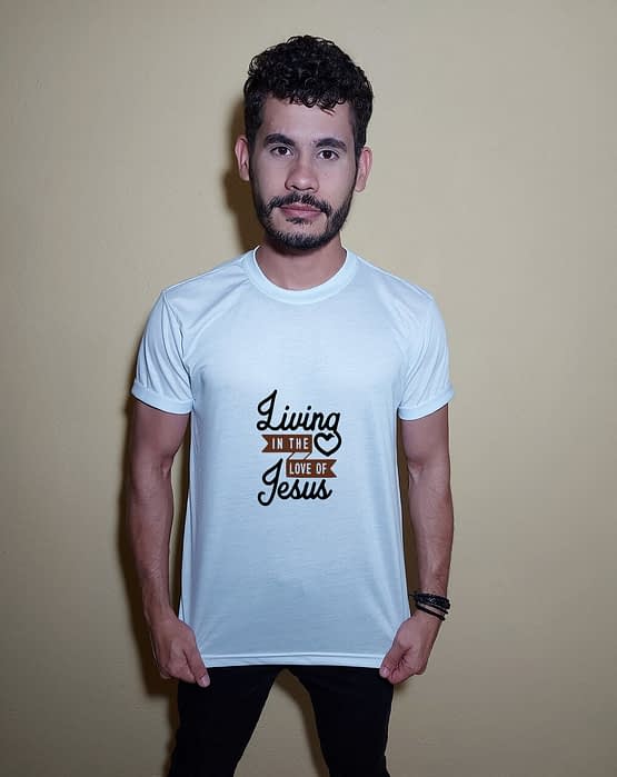 Homem usando camiseta Living in the love of Jesus