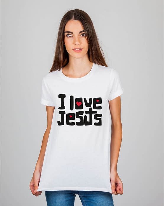 Mulher usando camiseta I Love Jesus