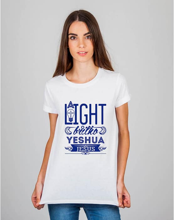 Mulher usando camiseta A Light Yeshua
