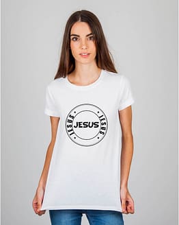 Mulher usando camiseta Jesus Jesus Jesus