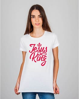 Mulher usando camiseta Jesus king
