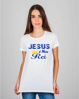 Mulher usando camiseta Jesus meu rei