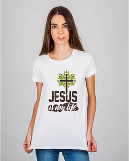 Mulher usando camiseta Jesus is my life