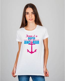 Mulher usando camiseta Jesus é o porto onde minha alma pode ancorar
