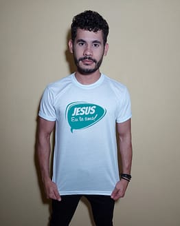 Homem usando camiseta Jesus eu te amo