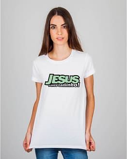 Mulher usando camiseta Jesus o único caminho