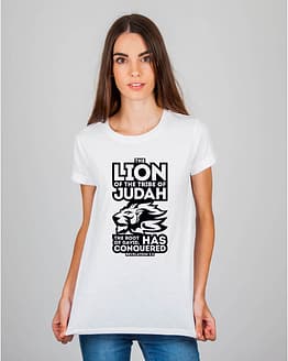 Mulher usando camiseta The Lion of the tribe of Judah the root of David has conquered