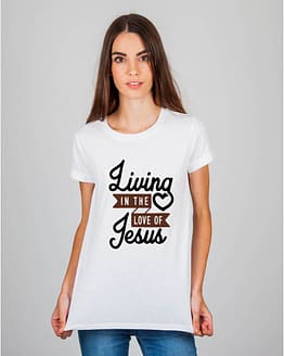 Mulher usando camiseta Living in the love of Jesus