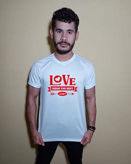 Homem usando camiseta Love Jesus the best