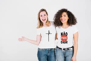 casal de amigas vestindo camisas gospel fé e não pare de orar