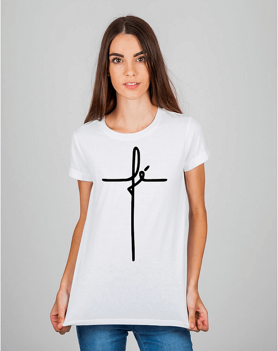Mulher usando camiseta fé