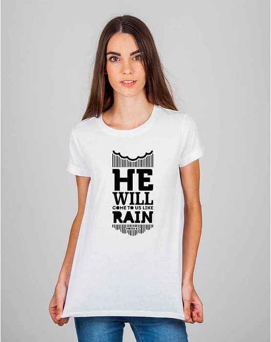 Mulher usando camiseta He will come like rain