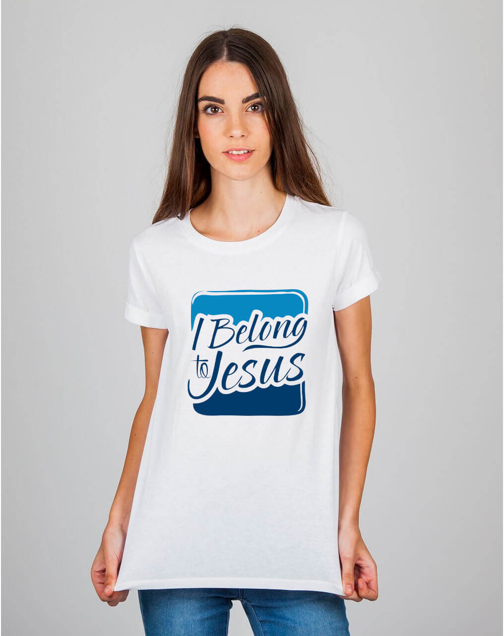 Mulher usando camiseta I belong to Jesus