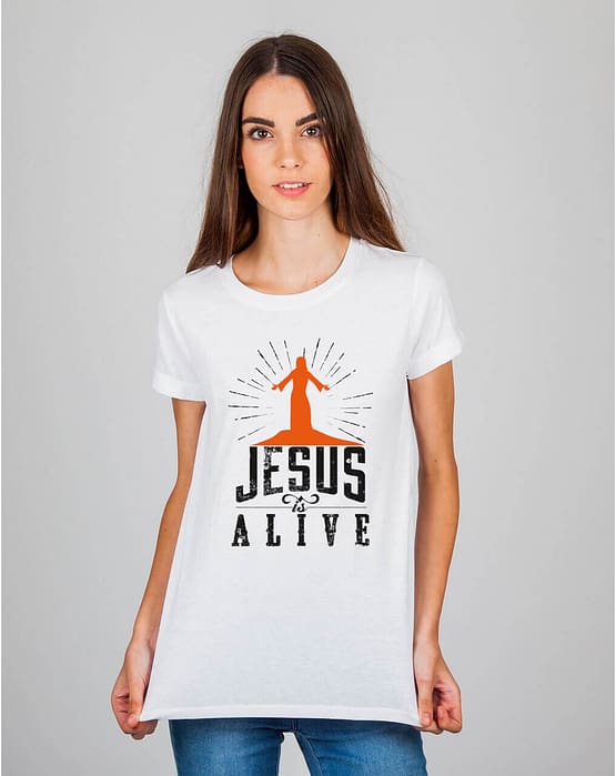 Mulher usando camiseta Jesus is alive