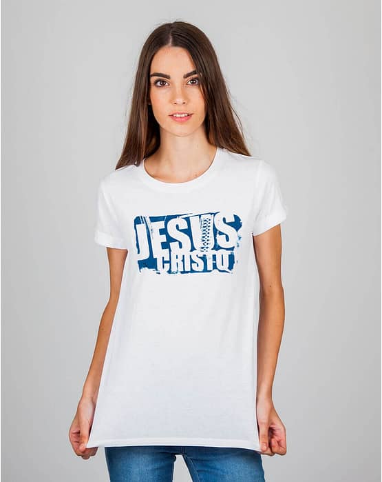 Mulher usando camiseta Jesus Cristo