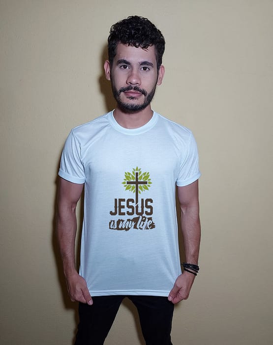 Homem usando camiseta Jesus is my life