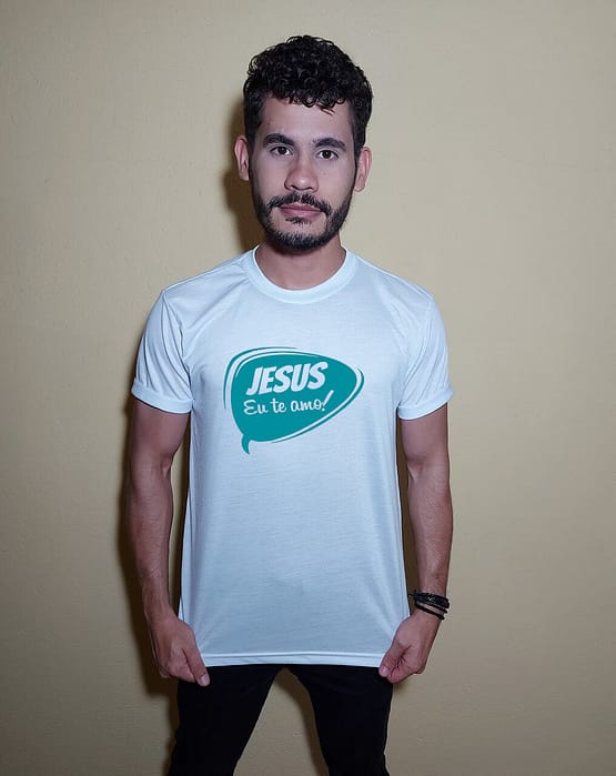 Homem usando camiseta Jesus eu te amo