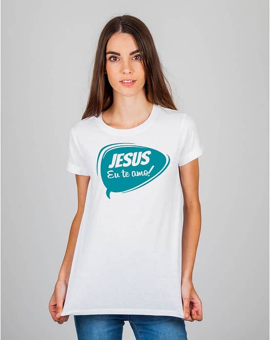 Mulher usando camiseta Jesus eu te amo