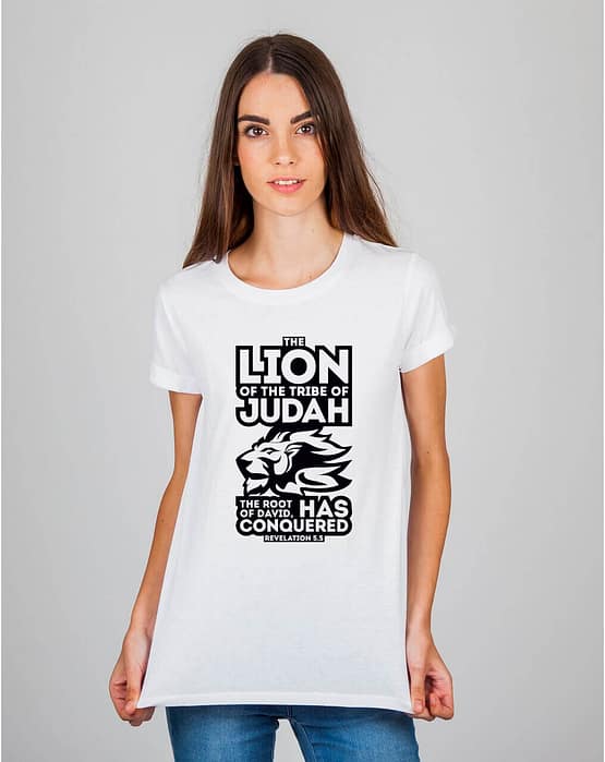 Mulher usando camiseta The Lion of the tribe of Judah the root of David has conquered