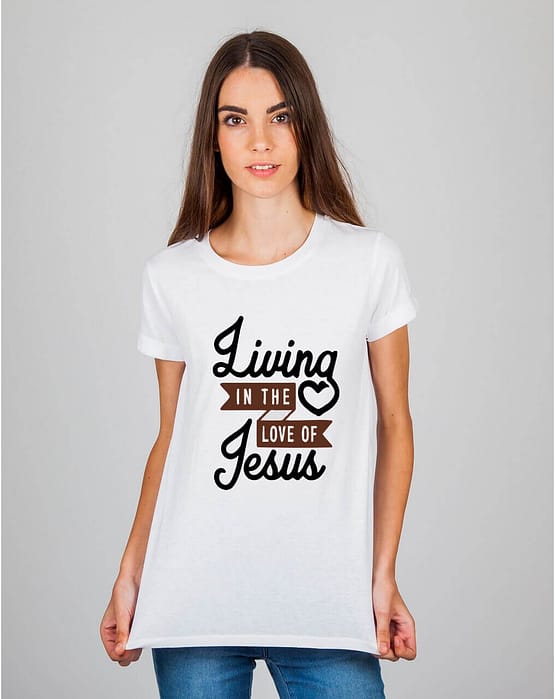 Mulher usando camiseta Living in the love of Jesus